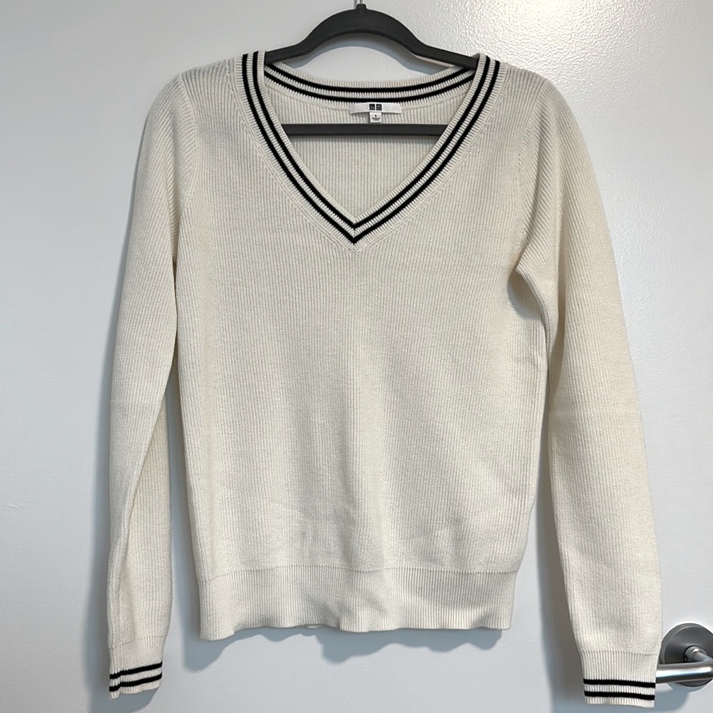 Uniqlo Wool Bland V-neck Sweater White with Black Stripe